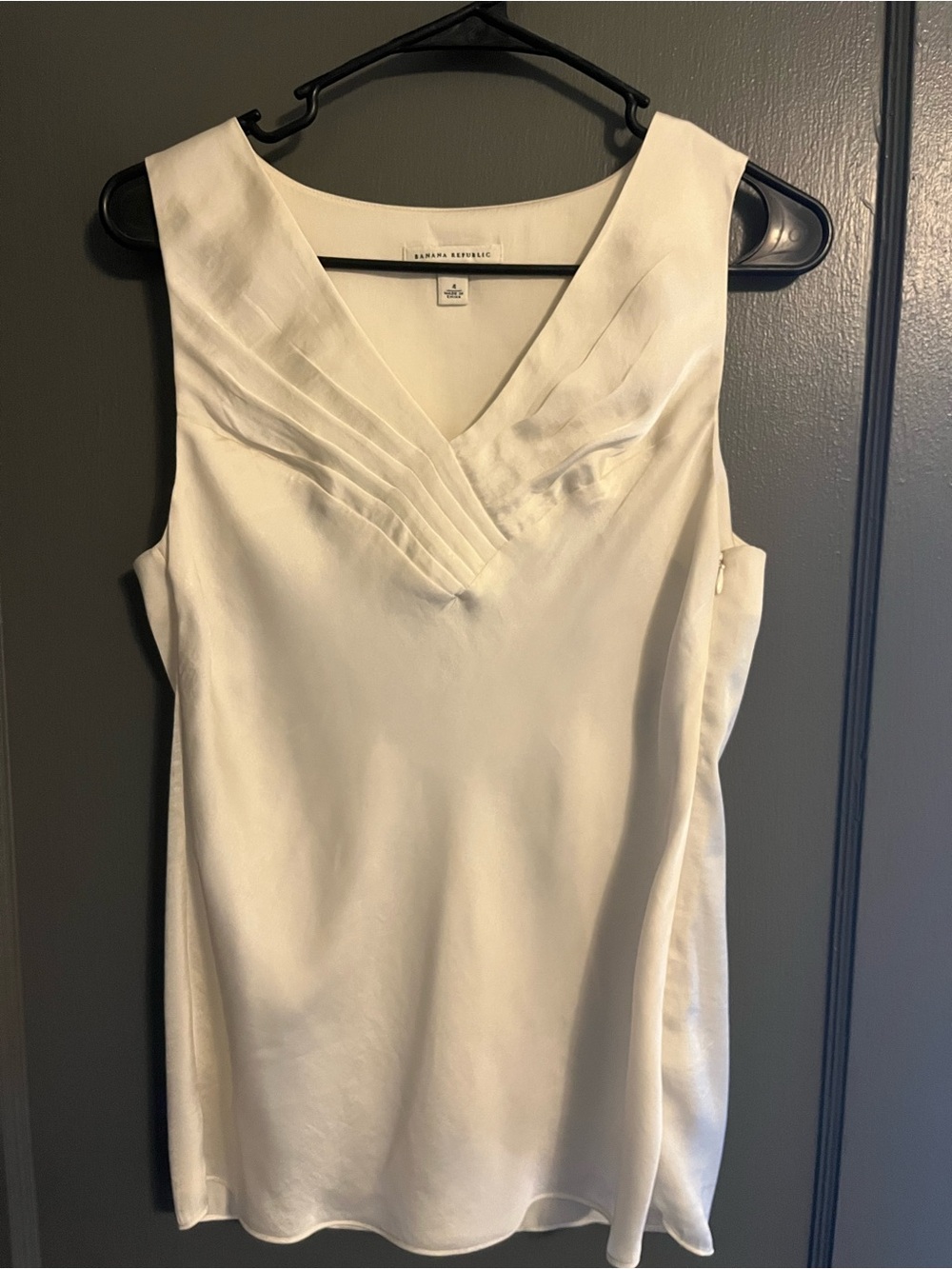 Banana Republic Ivory V-Neck Pleated Sleeveless Top